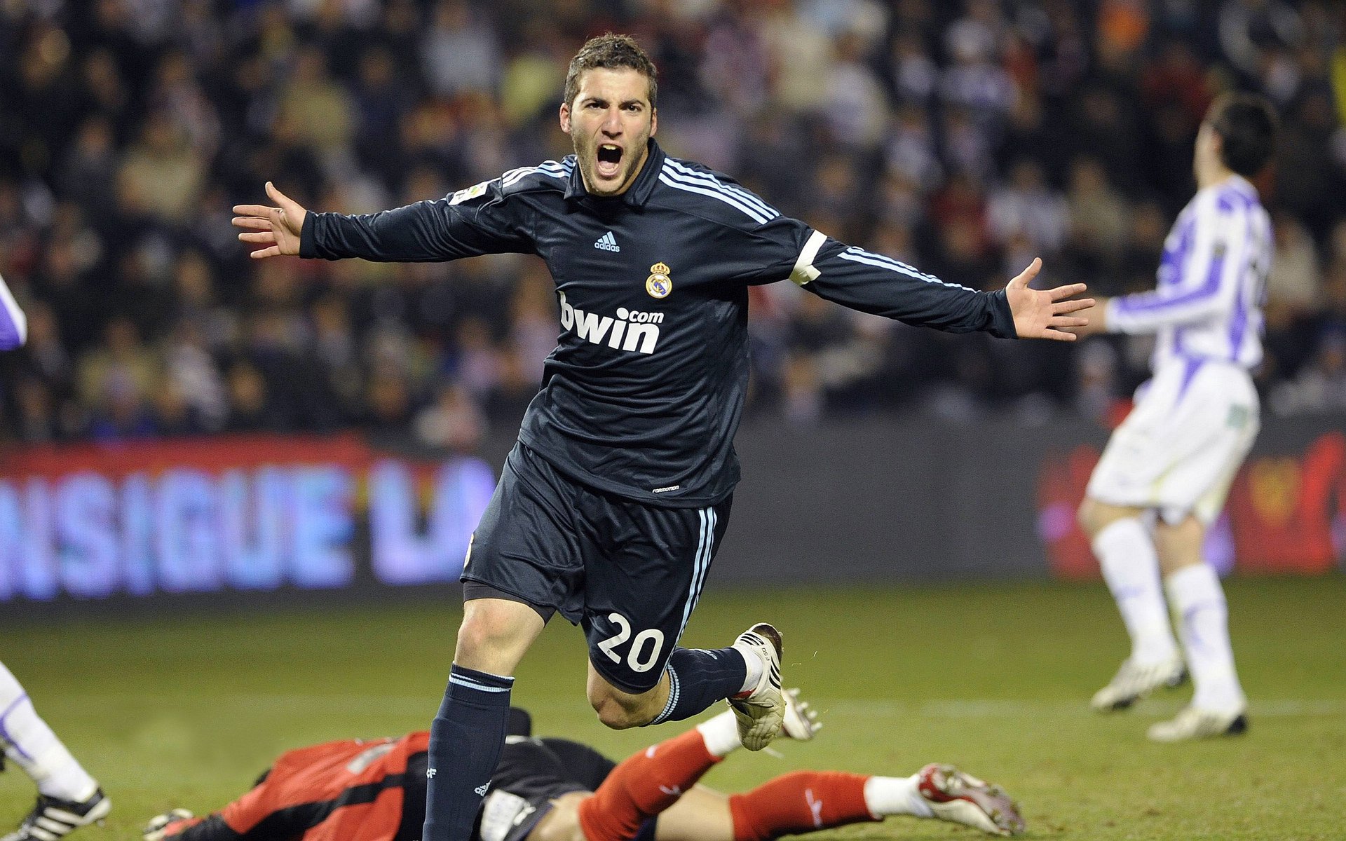 九游电子竞技-冬奥奇景！塞内加尔队雪地滑跪庆祝成新梗图，塞内加尔运动员